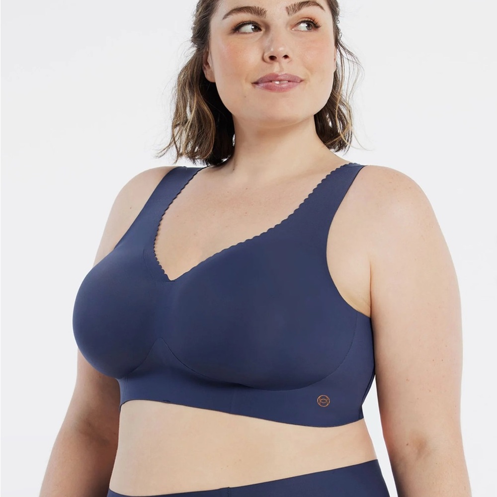 Evelyn & Bobbie Size XL Seamless Navy Blue Women's Bra